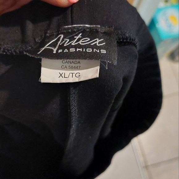 Short skirt - Picture 3 of 3